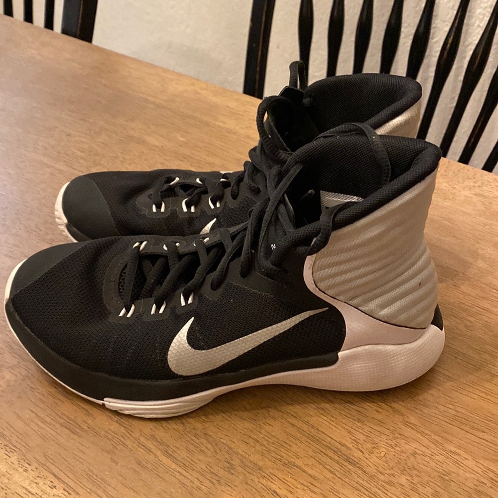 Youth basketball shoes